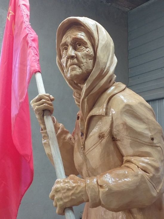 Воронежскому создателю скульптуры героической бабушки из ДНР отправили настоящее боевое знамя с Донбасса