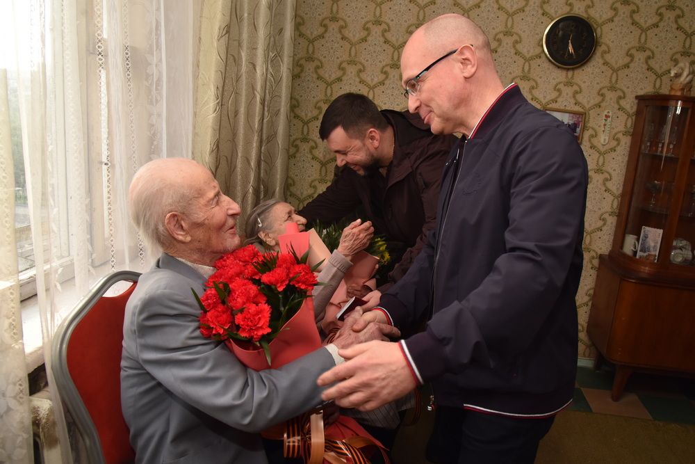 Сергей Кириенко и Денис Пушилин навестили в Мариуполе ветерана Великой Отечественной войны