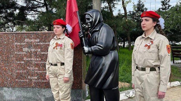 Памятник легендарной бабушке установили в Мариуполе