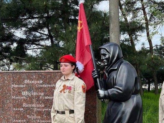 В Мариуполе появился памятник знаменитой бабушке с флагом СССР