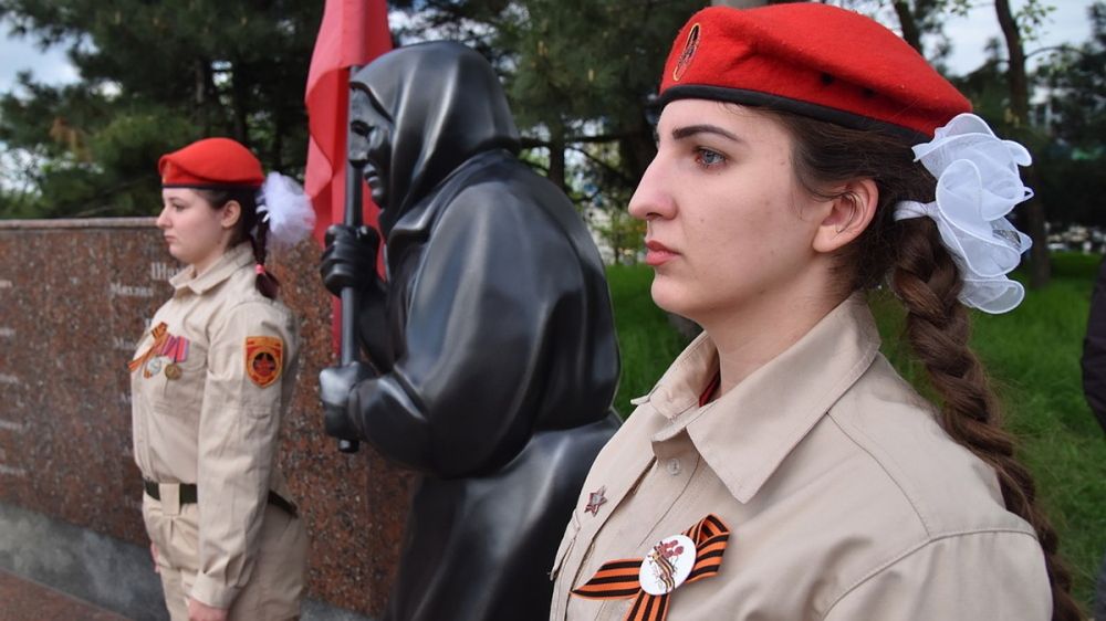 В Мариуполе открыли памятник Бабушке со Знаменем Победы