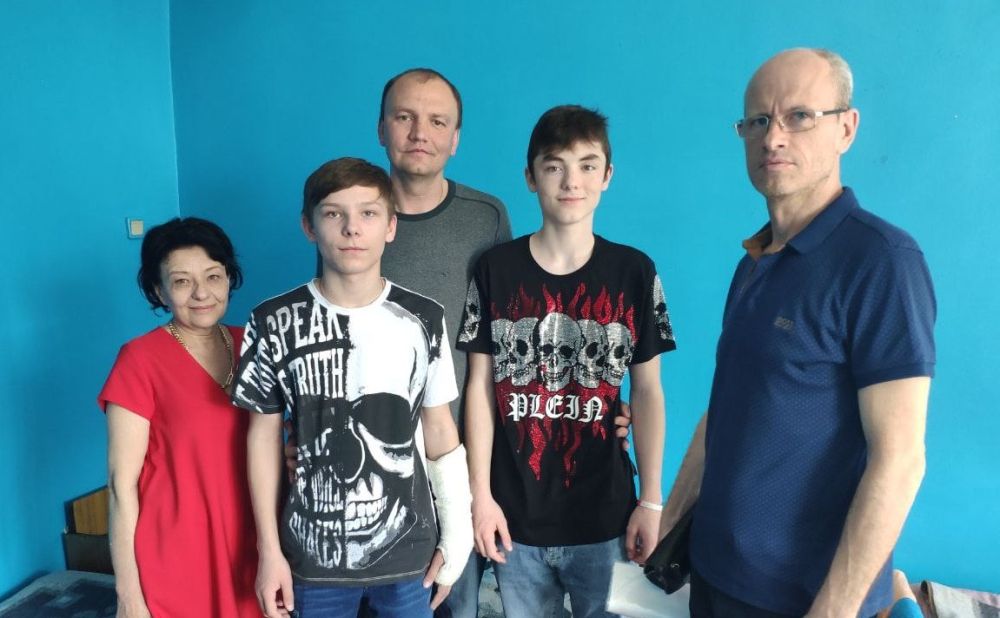 Эвакуированные в ДНР из Мариуполя несовершеннолетние Иван Матковский и Максим Бойко переданы опекуну на территорию Украины