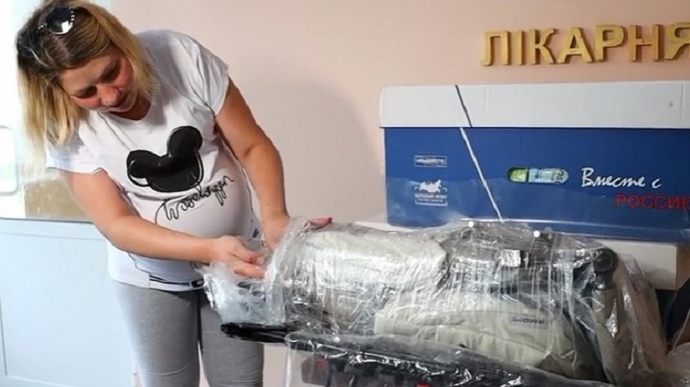 Для будущей мамы двойни из Мариуполя российские волонтеры привезли подарки