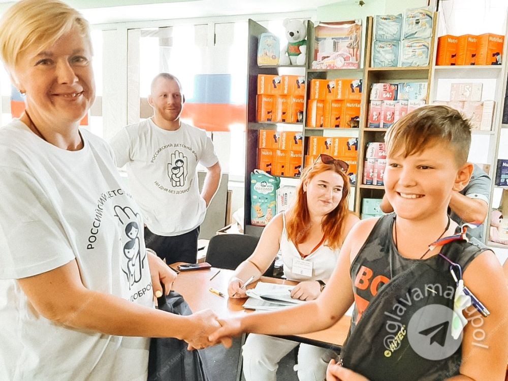 Константин Иващенко: Российский Детский Фонд в партнерстве с уполномоченной по правам ребенка при Президенте РФ Марии Львовой-Беловой привез в Мариуполь более 4 тысяч наборов для школьников