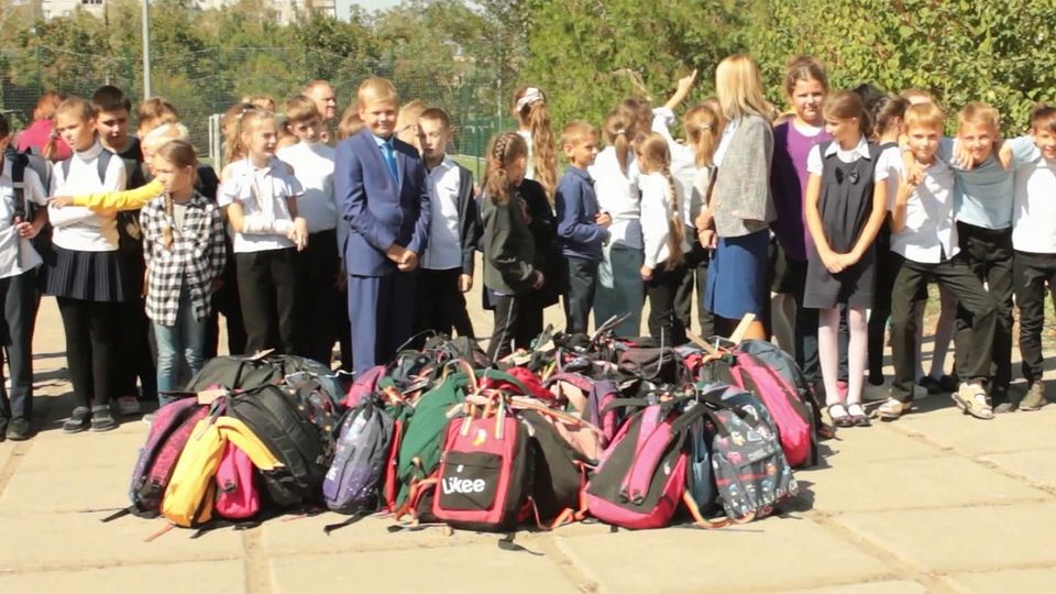 Почти 4000 детей из Мариуполя получат все необходимое для учебы: школьные рюкзаки, тетради, пеналы, ручки