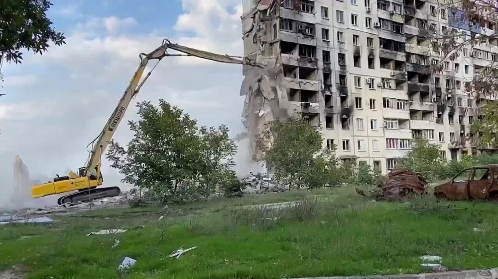 Андрей Руденко: В Мариуполе сносят повреждённые дома снарядами