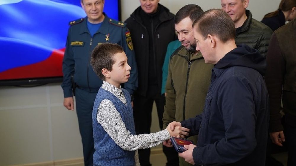 В Мариуполе вручили медали «За проявленное мужество» детям-героям из ДНР