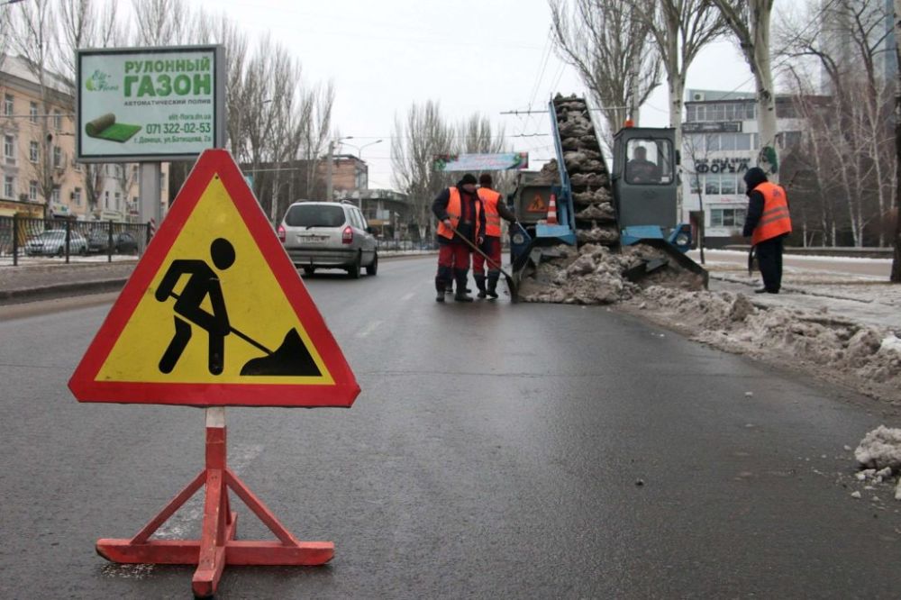 8 декабря в Донецке для приведения в порядок автомобильных дорог задействовано 49 единиц техники, использовано 280 т...