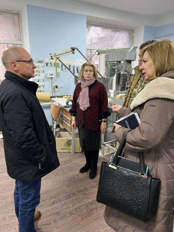 Сергей Кириенко посетил Донецкий протезно-ортопедическом центр в прифронтовом районе