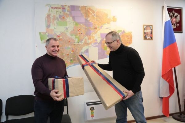 Мальчик из Донецкой Народной Республики получил электрогитару от Владимира Константинова