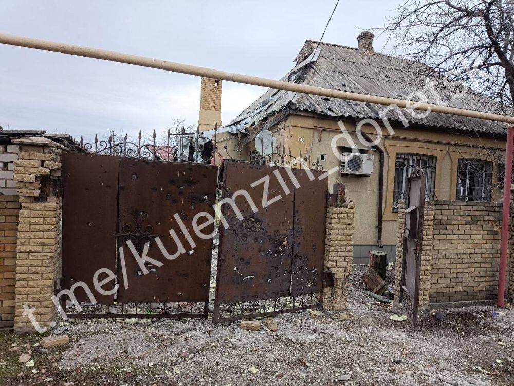 Последствия обстрела Куйбышевского района Донецка, в результате которого ранения получили 68-летняя и 67-летняя женщины