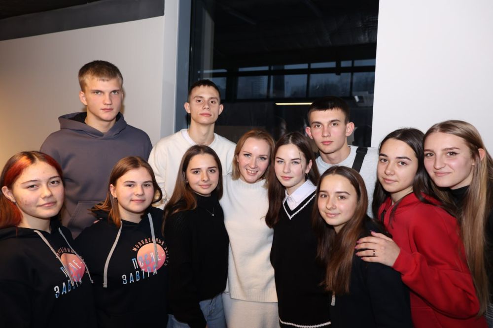 Мария Львова-Белова: С этими старшеклассниками из Мариуполя у нас долгая история знакомства: они участвовали в наших сменах для детей из новых регионов «Послезавтра», а сейчас...