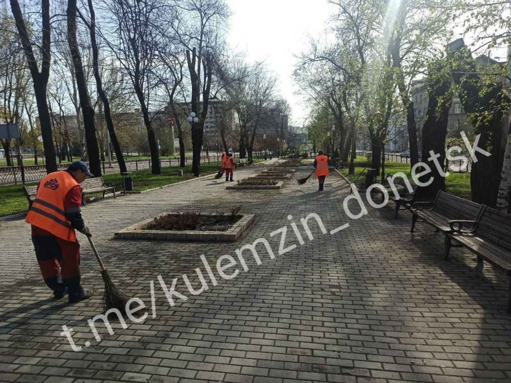 Работники коммунальных служб сегодня с раннего утра ликвидируют последствия ночных обстрелов украинских фашистов