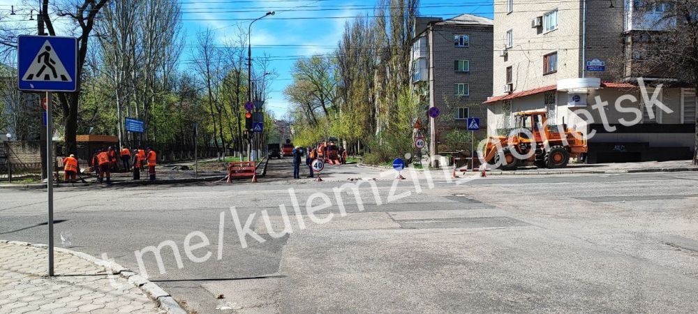 Предприятие "Дорожное ремонтно-строительное управление" подготавливает к асфальтированию проезжую часть по пр. Титова и ул. Ходаковского, восстанавливает дорожное покрытие после замены водопроводных сетей по пр. Ильича