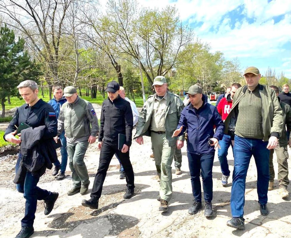 Генеральный директор Фонда развития территорий Ильшат Шагиахметов в составе рабочей группы под руководством вице-премьера Марата Хуснуллина осмотрел ход работ по восстановлению объектов в ДНР