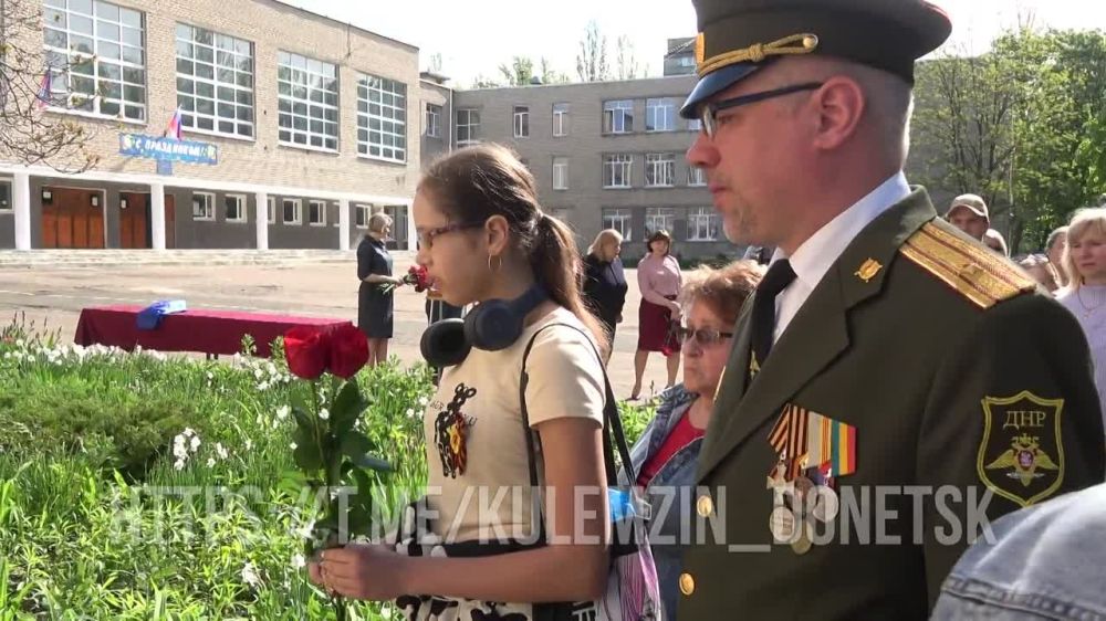 Алексей Кулемзин: Сегодня принял участие в открытии мемориальной доски на фасаде школы №125, посвященной учителю физкультуры данного учебного заведения, в прошлом известному футболисту Вадиму Солодкому