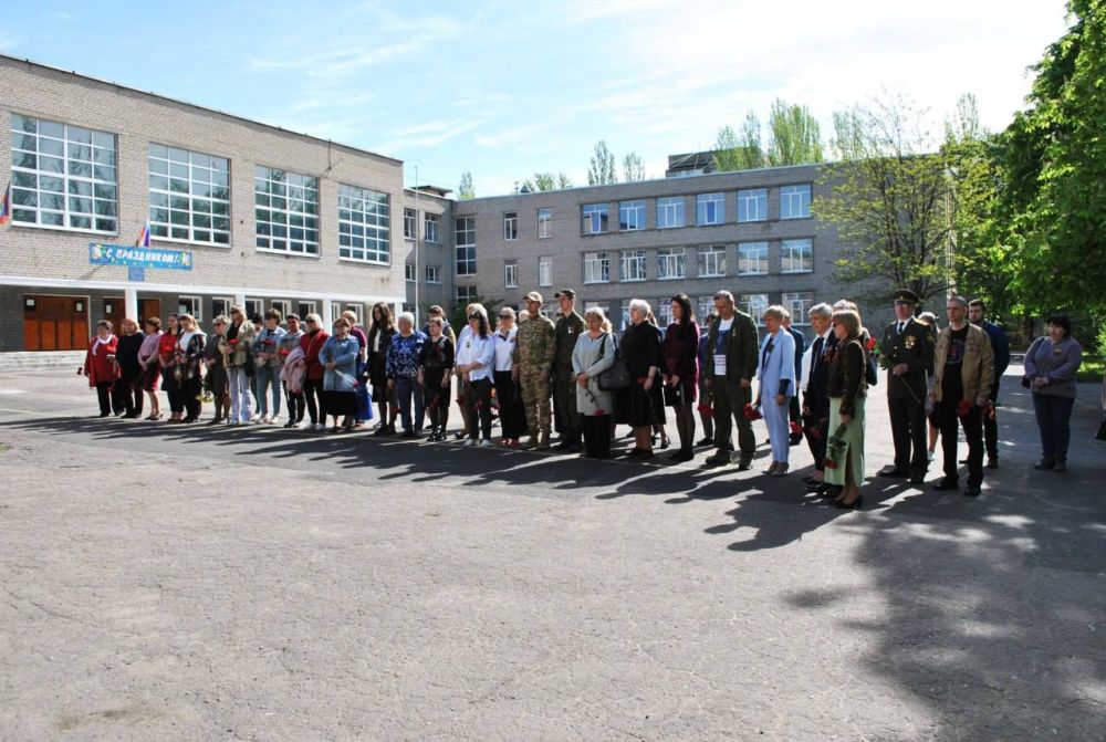 Вечная память герою. В Пролетарском районе прошло открытие мемориальной доски погибшему учителю физической культуры МБОУ «Школа № 125 г. Донецка», наставнику и патриоту своей Родины Вадиму Солодкому