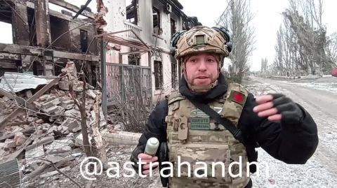 Дмитрий Астрахань: От создателя &quot;белого фосфора&quot; и &quot;в Мариуполе нет огневых точек&quot; учебное пособие &quot;как правильно парковать Грады&quot;