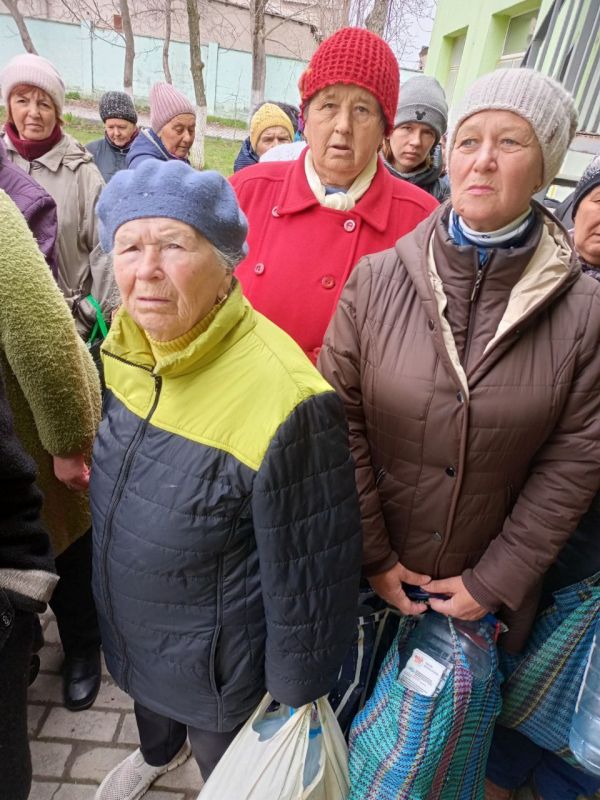 Марина Ахмедова: Друзья, это еда, поехавшая сегодня в Мариуполь, была куплена на последние деньги