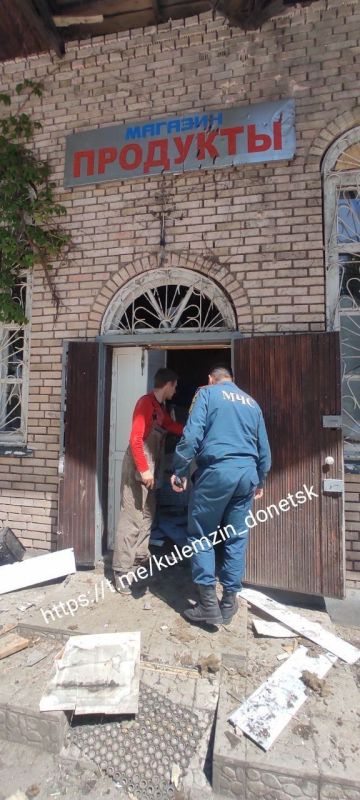 Последствия обстрела продуктового магазина в пос. Горняк Куйбышевского района