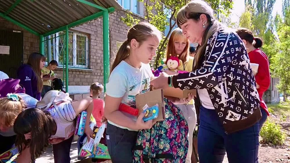 Мариупольским многодетным семьям и беженцам доставили гумпомощь от прихожан РПЦ и Фонда «Страна для детей»