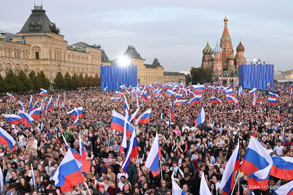 На Красной площади прошел концерт &quot;Одна страна, одна семья, одна Россия!&quot;