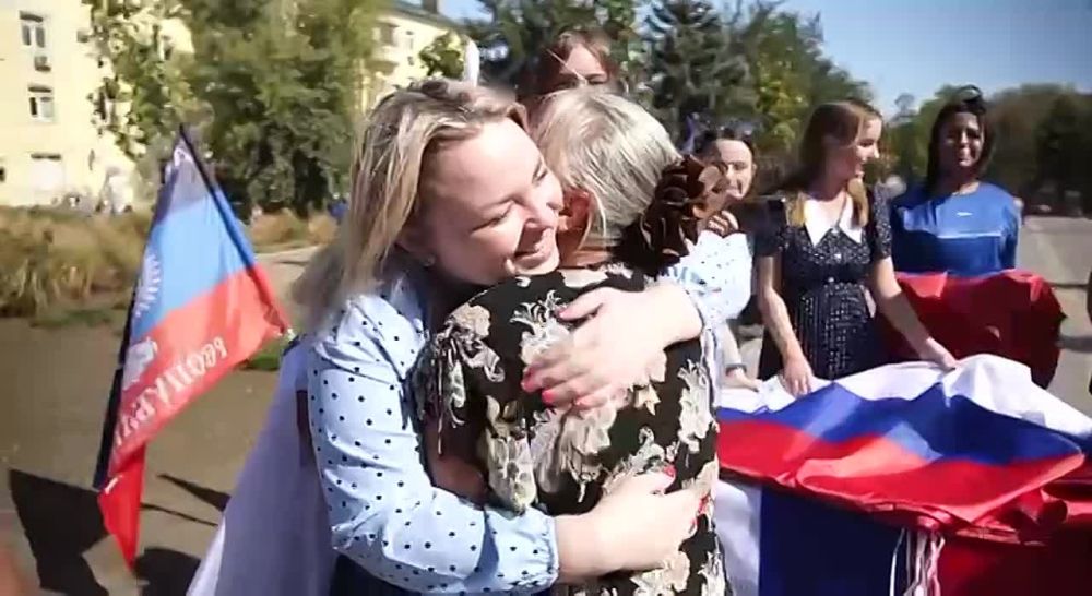 В честь первои годовщины присоединения Донбасса к России жители Мариуполя вывесили в окнах своих домов россииские флаги