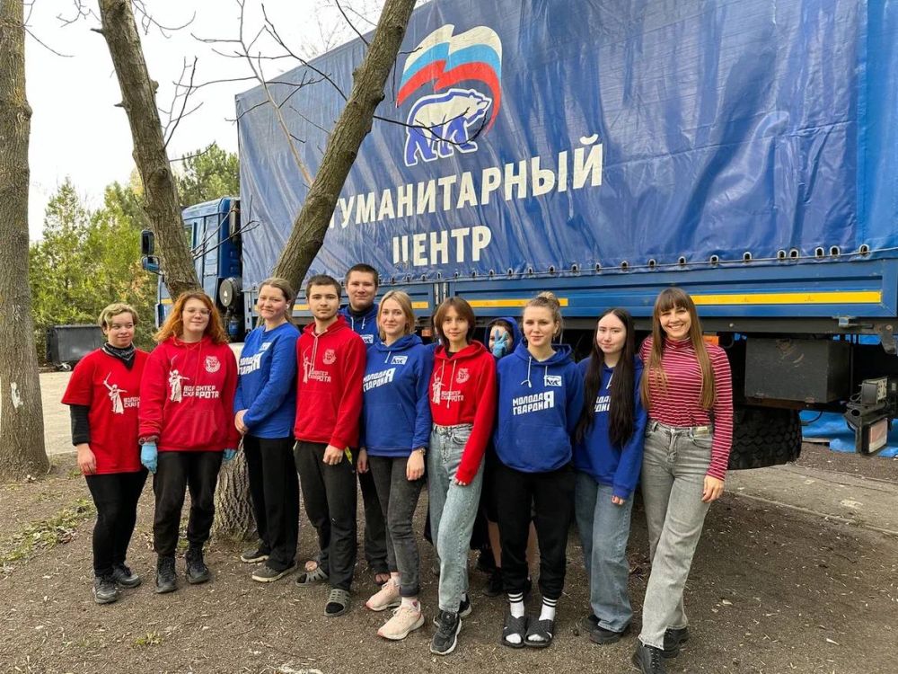 Мариуполь, ДНР. Волонтеры «Молодой Гвардии Единой России» разгрузили гуманитарный груз для Мариупольского штаба...