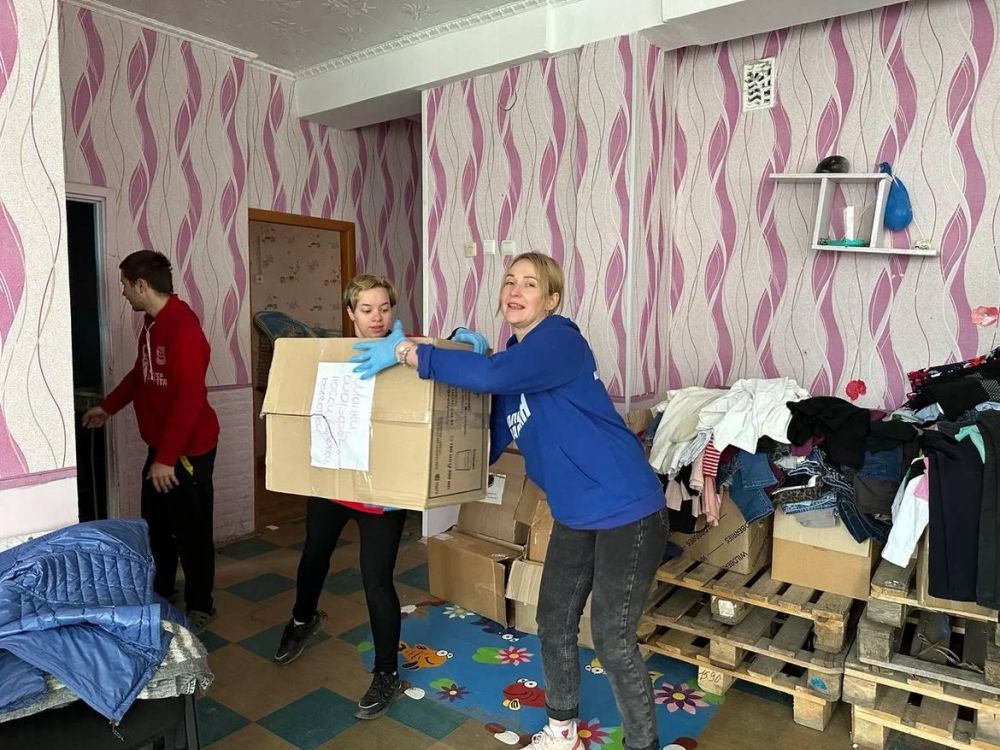 Волонтеры «Молодой Гвардии Единой России» разгрузили гуманитарный груз для Мариупольского штаба Уполномоченной по правам ребенка Марии Львовой-Беловой