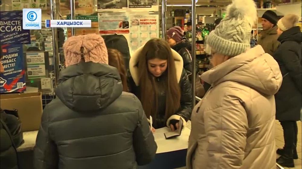 &quot;Это самый надежный человек,на которого мы можем положиться&quot;! Жители Мариуполя и Харцызска отдают свои подписи в поддержку Владимира Путина