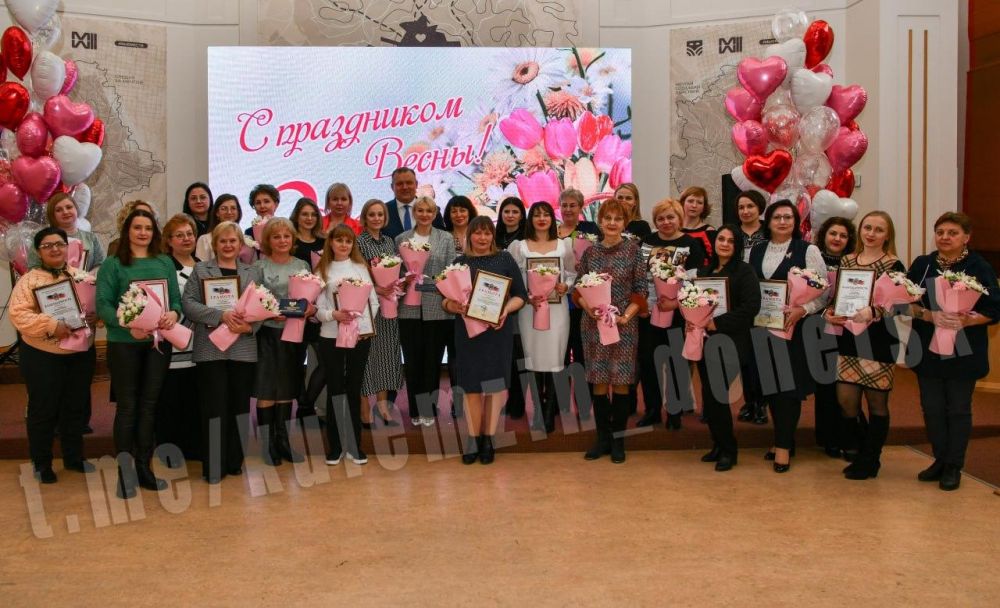 Алексей Кулемзин поздравил женщин Донецка с наступающим 8 Марта