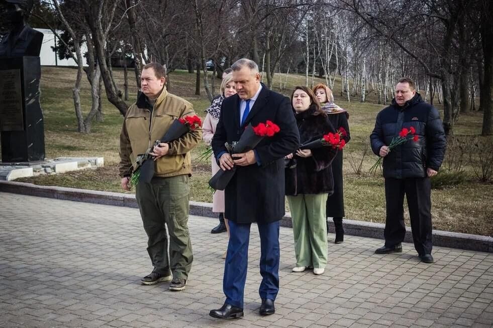 Жители ДНР возложили цветы к бюсту Владимира Жоги в Донецке