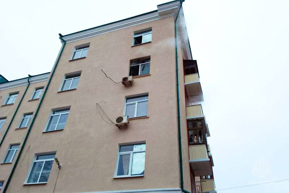 В Мариуполе сотрудники МЧС России спасли мужчину на пожаре