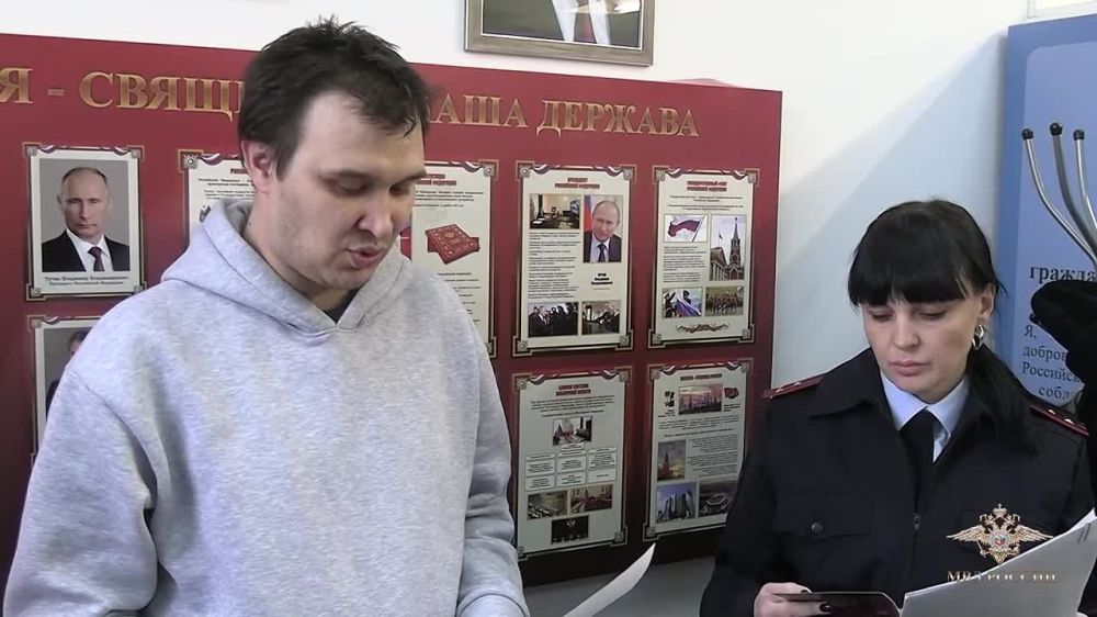 «Я чувствую большую радость, я очень долго к этому шел», – Участник СВО из Узбекистана, которому грозила депортация и уголовное дело, получил гражданство России в миграционной службе Донецка