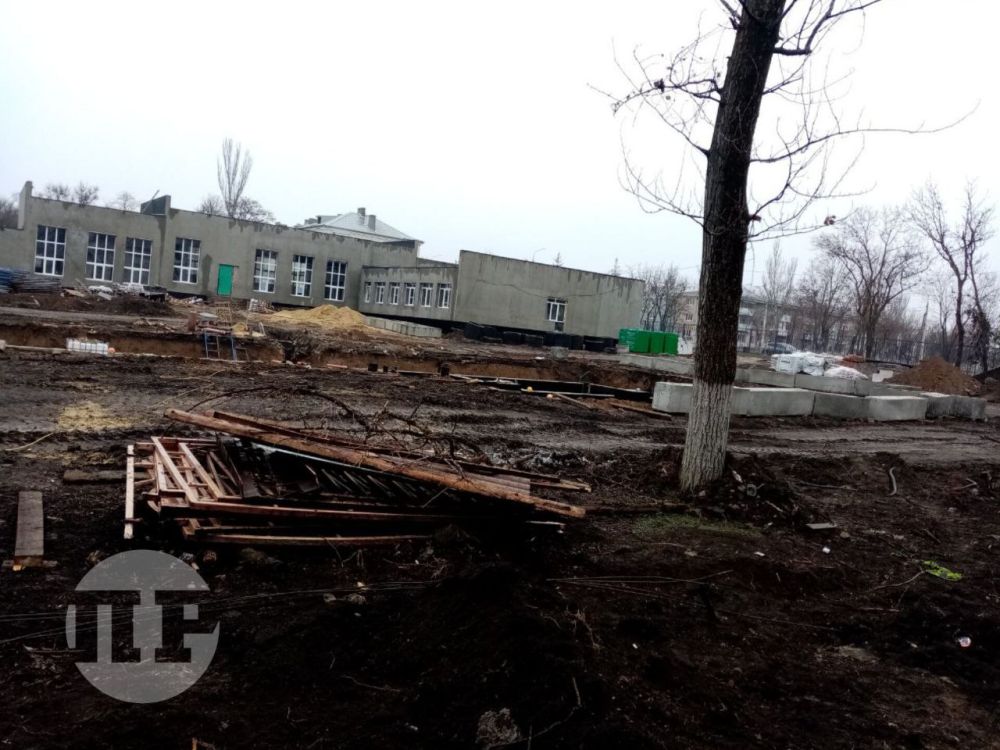 На территории снесенного здания старейшей левобережной школы № 40 ведутся работы на фундаменте - закладывают новые бетонные плиты основания