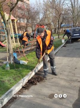 На левобережье «Мариупольжилкомплекс» выполнил уборку придомовых территорий