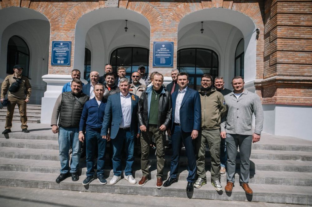 Олег Моргун: Вместе с губернатором Ленинградской области Александром Дрозденко и руководителем Правительства Республики Андреем Чертковым осмотрели ход ремонтных работ на объектах, которые для мариупольцев восстанавливает...