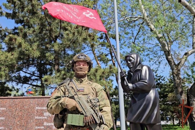 В Мариуполе и Санкт-Петербурге росгвардейцы прочитали стихотворение, написанное участником СВО (видео)