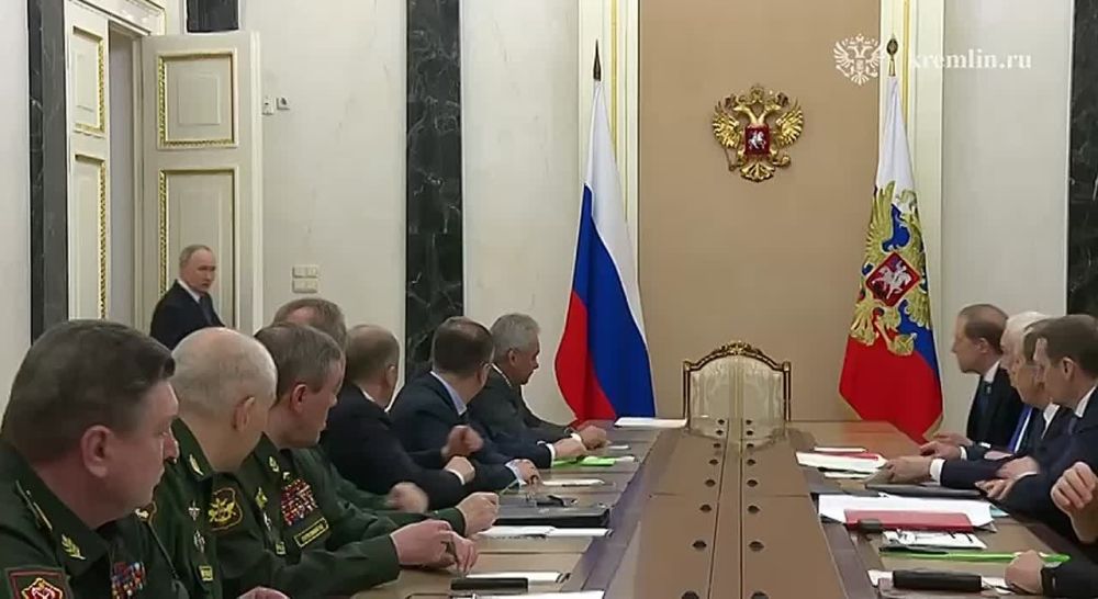 Накануне вечером в Кремле Президент провёл совещание по подготовке предстоящих переговоров с украинской стороной