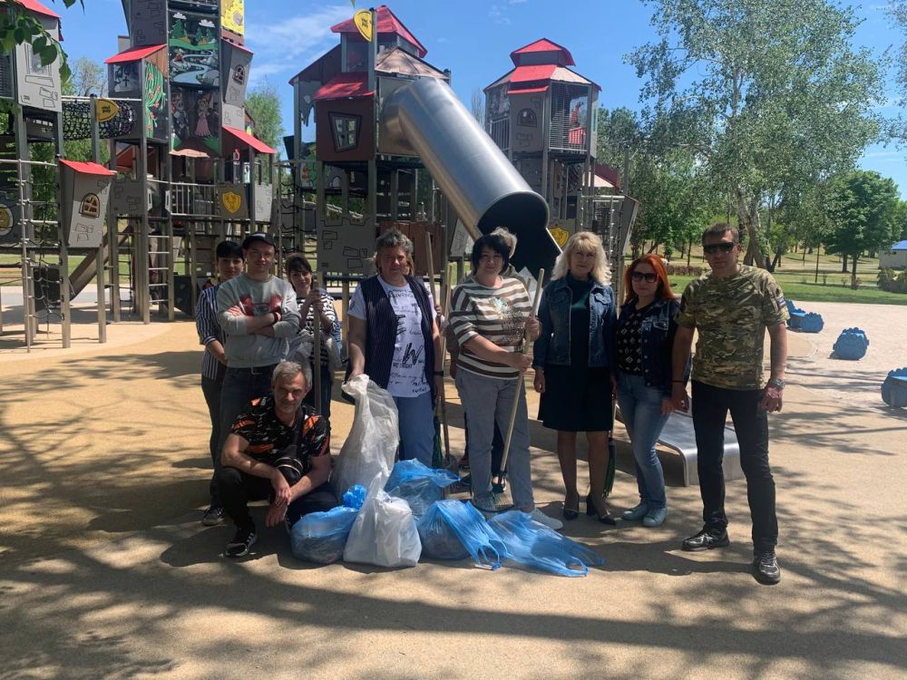 Сегодня состоялся субботник на детской площадке в парке им. Гурова