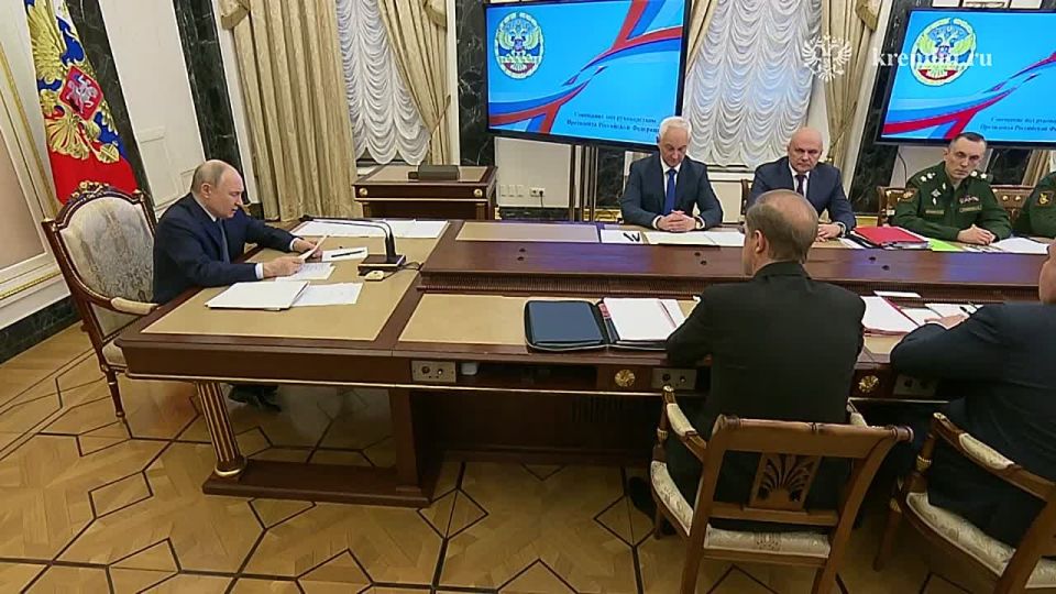Владимир Путин начал серию специальных рабочих совещаний по рассмотрению параметров государственной программы вооружения на 2027 – 2036 годы
