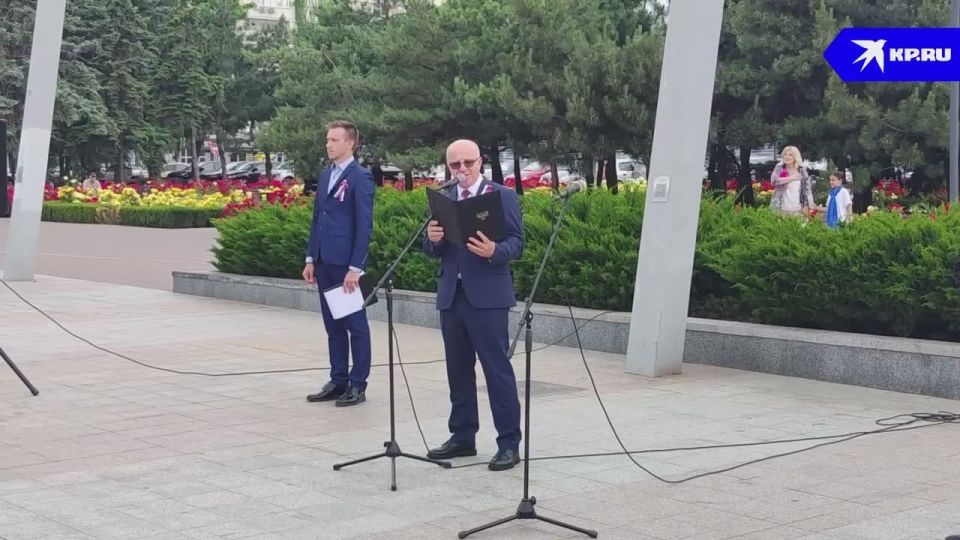 Триколоры, велопробег и шум автомобильных клаксонов: В Мариуполе отмечают День России