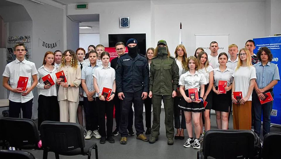 «Мы граждане России»! В преддверии праздника юные активисты Донецка и Мариуполя получили первые в своей жизни паспорта