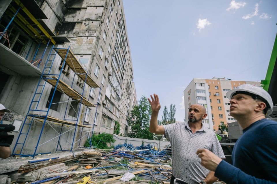 Помимо заботы о социальной сфере Санкт-Петербург также уделяет внимание восстановлению нашего жилого фонда