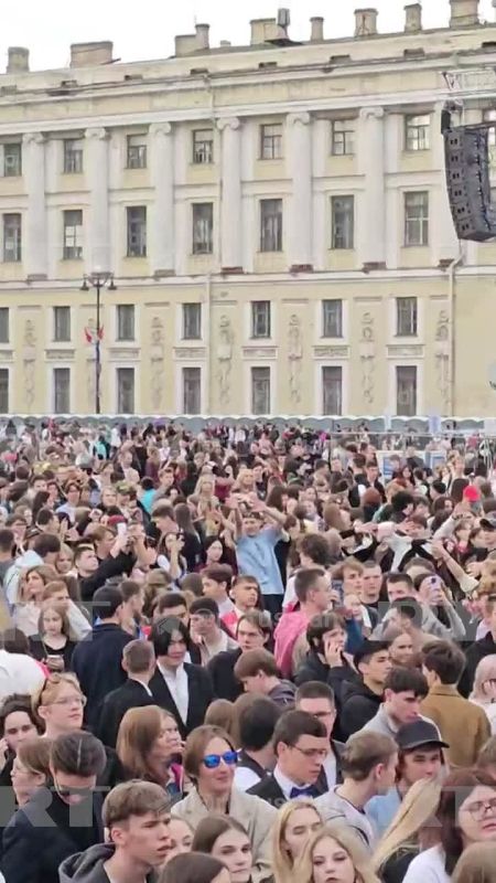 На Дворцовой площади Петербурга собираются тысячи выпускников для участия в празднике «Алые паруса»
