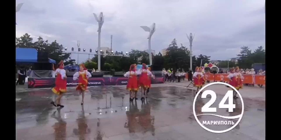 На главной площади города для зрителей выступают танцевальные и музыкальные коллективы