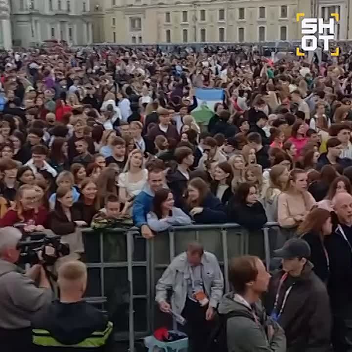 Праздничная атмосфера из Петербурга: в городе в эти минуты проходит главный выпускной страны — «Алые паруса»