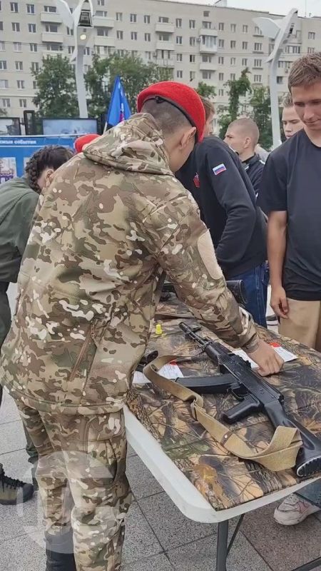 На Дне молодёжи создавали арт-объект, играли в футбол, боролись на руках, учились разбирать и собирать винтовку, надевать спасательную экипировку и, конечно, поддерживали аплодисментами юные таланты