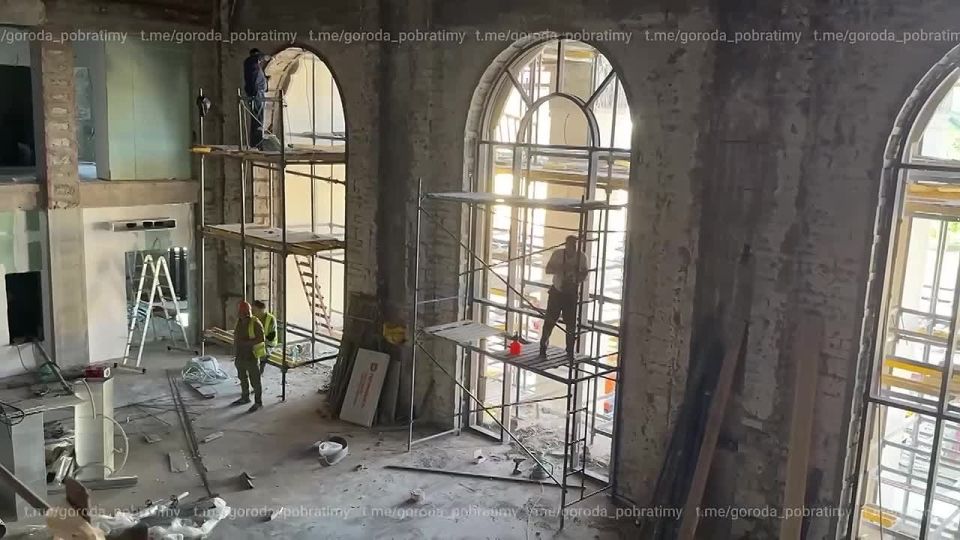 Из пепла — в искусство: как преображается драмтеатр в Мариуполе