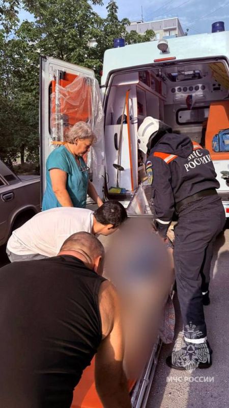 Сотрудники МЧС России спасли 68-летнюю жительницу Мариуполя